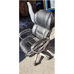 ROLLING OFFICE CHAIR