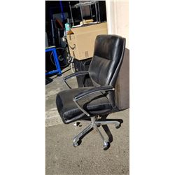 ROLLING OFFICE CHAIR