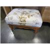 Image 2 : MAPLE OTTOMAN
