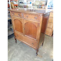 VINTAGE QUEENANNE MENS DRESSER