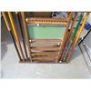 Image 2 : LOT OF BILLIARDS EQUIPMENT (POOL CUE RACK WITH SCOREBOARD, 5 ASSORTED POOL CUES, 1 POOL CUE REST) *S