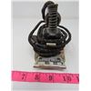 Image 2 : UNIVERSAL WRINKLE PROOF ANTIQUE ELECTRIC IRON