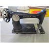 Image 6 : SINGER SEWING MACHINE (1936-46)