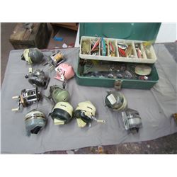 LOT OF FISHING ITEMS (TACKLE BOX, TACKLE AND ELEVEN REELS)