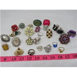 LOT OF COSTUME LADIES RINGS *OVER 20 PCS*