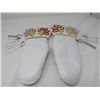 Image 1 : BEADED WHITE LEATHER MITTS *WOMEN'S LARGE*
