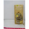 Image 4 : LOT OF ASSORTED HOUSEHOLD ITEMS (SPARE CHANGE JAR, MASSAGER, MAGAZINE ETC..