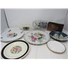 Image 1 : LOT OF 9 ASSORTED HOUSEHOLD ITEMS (NAPKIN HOLDERS, PLATES, CUPS ETC...)