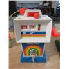 Image 10 : SCHOOL HOUSE AND HOSPITAL FISHER PRICE BARN AND GAS PUMP