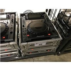 PIONEER CDJ-2000  DJ TURNTABLE MULTIPLAYER IN TRAVEL CASE