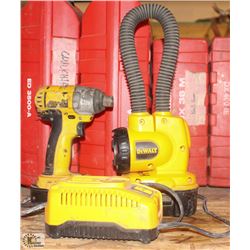 DEWALT 1/4" CORDLESS IMPACT DRIVER & FLASHLIGHT