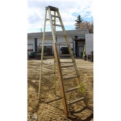 10 FOOT FEATHERLITE FIBERGLASS STEP LADDER