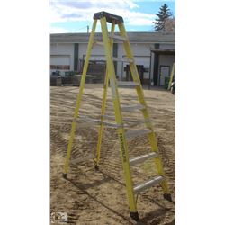 8 FOOT FEATHERLITE FIBERGLASS STEP LADDER