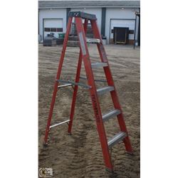 6 FOOT FEATHERLITE FIBERGLASS STEP LADDER