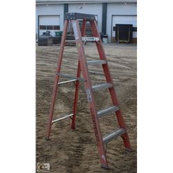 6 FOOT FEATHERLITE FIBERGLASS STEP LADDER