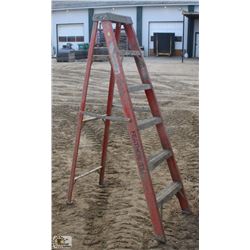 6 FOOT FEATHERLITE FIBERGLASS STEP LADDER