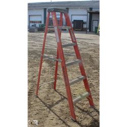 6 FOOT FEATHERLITE FIBERGLASS STEP LADDER