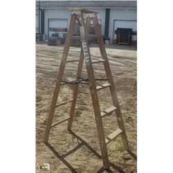 6 FOOT STURDY WOOD STEP LADDER