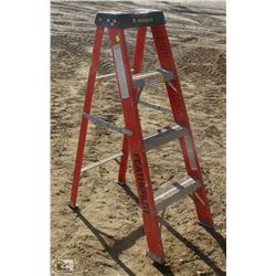 4 FOOT FEATHERLITE FIBERGLASS STEP LADDER