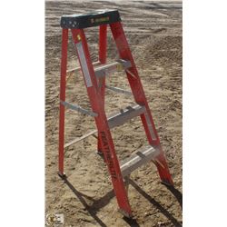 4 FOOT FEATHERLITE FIBERGLASS STEP LADDER