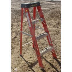 4 FOOT FEATHERLITE FIBERGLASS STEP LADDER