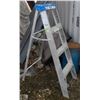 Image 1 : 4 FOOT ALUMINUM STEP LADDER