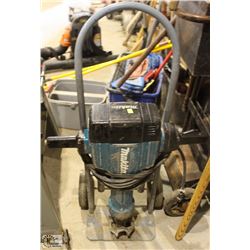 MAKITA JACKHAMMER W/ FOUR BITS