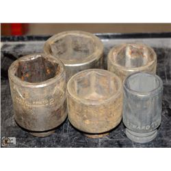 RED METAL TOOL BOX W/ ASSORTED DRILL BITS,