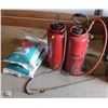 Image 1 : LOT OF 2 CONCRETE SPRAYERS & 2 BAGS OF MELTZ ALL