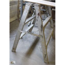 FEATHERLITE 3 FOOT STURDY LADDER