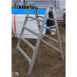 5 FOOT ALUMINUM STURDY STEP LADDER