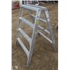 Image 1 : 4 FOOT ALUMINUM STURDY STEP LADDER