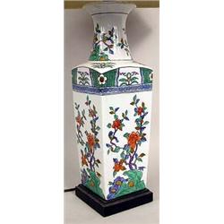 A CHINESE EXPORT PORCELAIN VASE