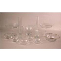 A GROUP OF ASSORTED COLORLESS GLASS TABLE ARTICLE