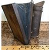 Image 2 : ANTIQUE BEE SMOKER TIN WITH WORKING BELLOWS