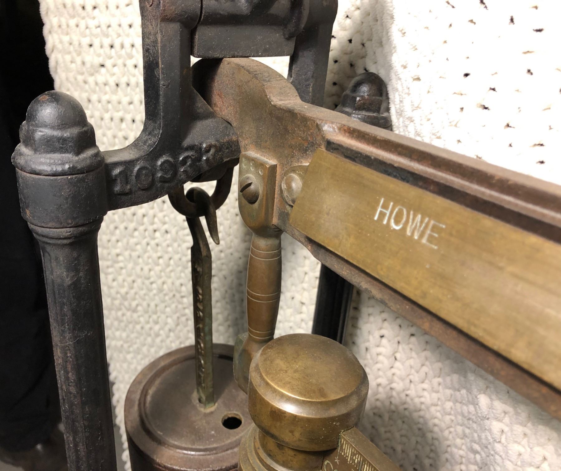 HOWE SCALE CO. ANTIQUE BRASS & CAST SCALE WITH WEIGHTS UNIQUE DESIGN