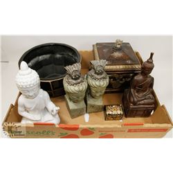 FLAT OF HOUSEHOLD DECORATIONS