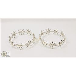 PAIR OF HAIR ACCESSORIES