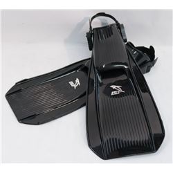 PAIR OF NEW BLACK IST SZ L SCUBA FLIPPERS