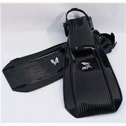 PAIR OF NEW BLACK IST SZ L SCUBA FLIPPERS