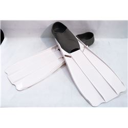 PAIR OF NEW WHITE SZ 6-7 SCUBA FLIPPERS