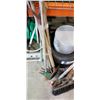 Image 2 : 2 BUNDLES OF GARDEN TOOLS