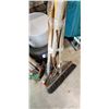 Image 3 : 2 BUNDLES OF GARDEN TOOLS