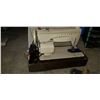 Image 1 : SINGER SEWING MACHINE