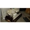 Image 2 : SINGER SEWING MACHINE
