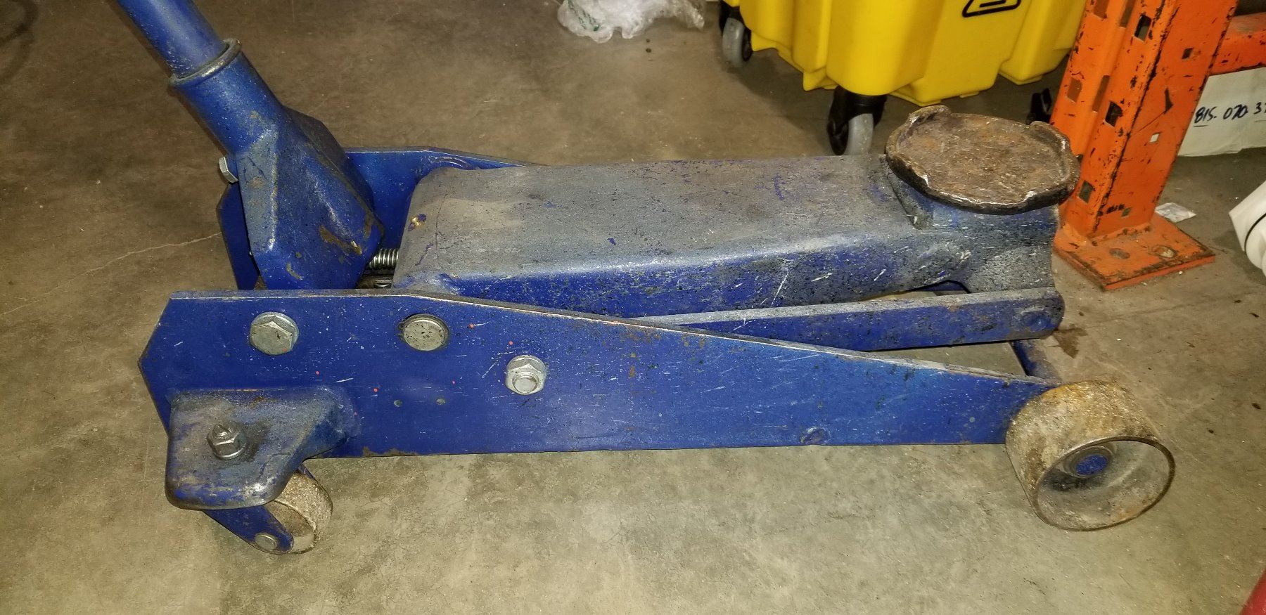LARGE BLUE 3 TON FLOOR JACK Large blue 3 ton floor jack