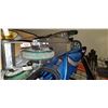 Image 3 : KIDS GOLF CLUB SET AND 2 RAZOR SCOOTERS