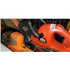 Image 2 : 2 BLACK AND DECKER ELECTRIC HEDGE TRIMMERS