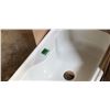 Image 2 : LARGE WHITE URBAN SINK
