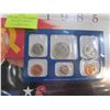 Image 2 : 1985 USA UNCIRCULATED MINT SETS - 1 DENVER, 1 PHILADELPHIA, INTERNATIONAL COOPERATION STAMP